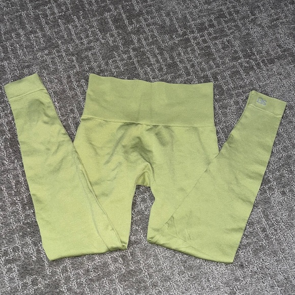 SET ACTIVE Sculp Flex Seamless High Waisted Leggings- “light green” - Picture 4 of 6